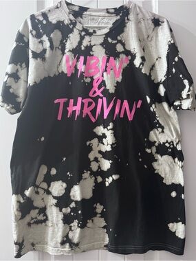 Fashion Nova Tie-Dye 'VIBIN' & THRIVIN'' Graphic Tee - Black and Pink